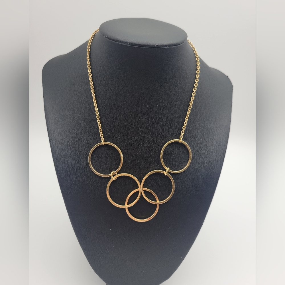 Vintage Designer Avon Gold tone Interlocking 5 circle Necklace